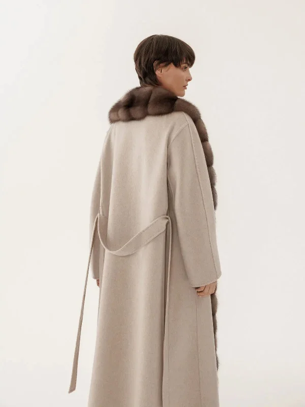 Coat of cashmere in olive tone with natural fur shawl collar